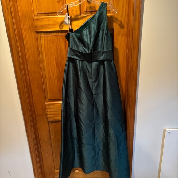 Alfred Sung Draped One Shoulder A-line Gown in Hunter Green Size 4 NWT - Picture 3 of 6